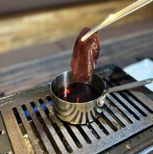 【とろける】朝採りの新鮮な極上レバーを熱々特製ダレにくぐらせるレバーしゃぶしゃぶ