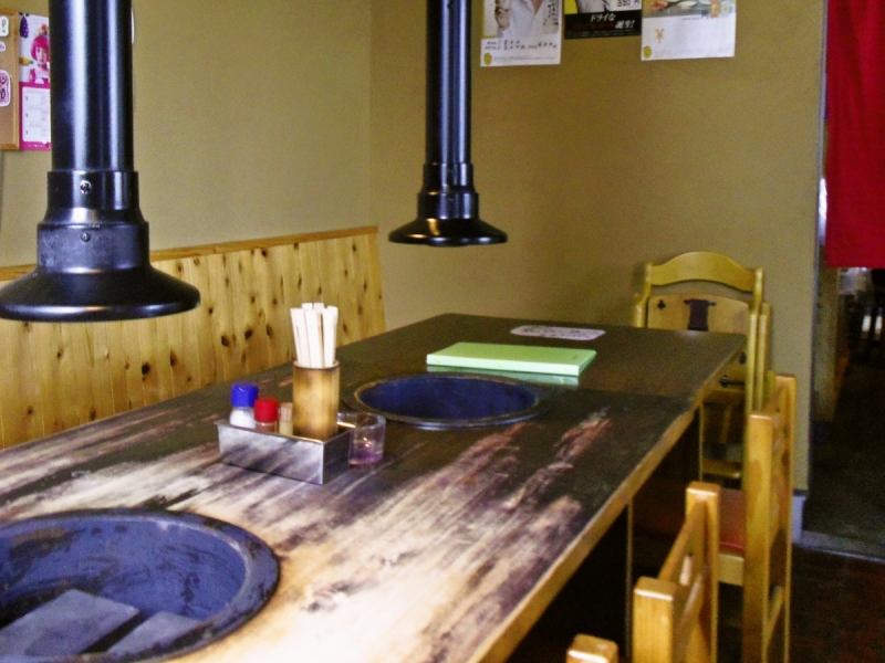 有温暖的木纹理的一个松弛桌位子。您可以在一个干净而平静的空间中放松身心并享受用餐的氛围。