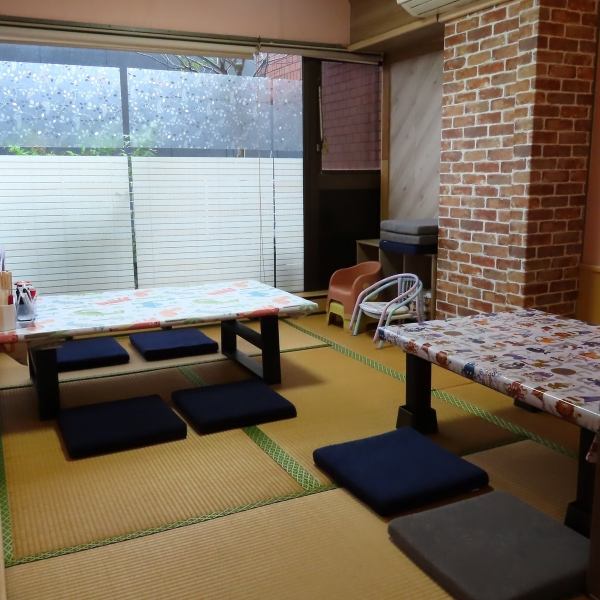 宴会にも最適な広めの座敷席を完備◎団体でも利用しやすい開放的な空間づくりが特徴です。温かみある照明と落ち着いた内装が、リラックスできる雰囲気を演出し、長時間の宴会でも快適に過ごせます♪おしゃれな空間で仲間とのひと時を満喫してください！