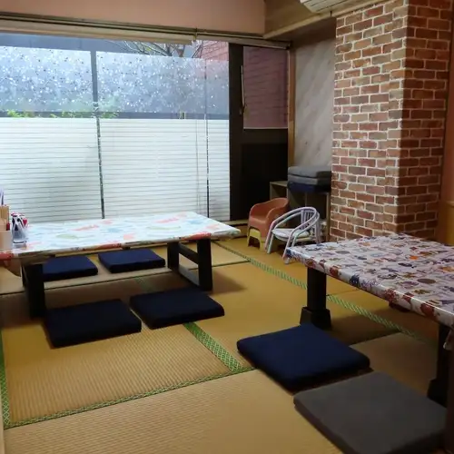 <p>宴会にも最適な広めの座敷席を完備◎団体でも利用しやすい開放的な空間づくりが特徴です。温かみある照明と落ち着いた内装が、リラックスできる雰囲気を演出し、長時間の宴会でも快適に過ごせます♪おしゃれな空間で仲間とのひと時を満喫してください！</p>