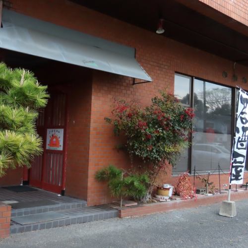 <p>駅近でアクセスも抜群の立地にあり、仕事帰りや休日のランチに便利！店内は居心地の良い和やかな雰囲気で、カウンター・テーブル席ともに快適さを重視。さらに、手作り感あふれる内装が食事をより楽しく彩ります。お客様に安心して寛げるおもてなしを心がけ、幅広いシーンでご利用いただけます◎</p>
