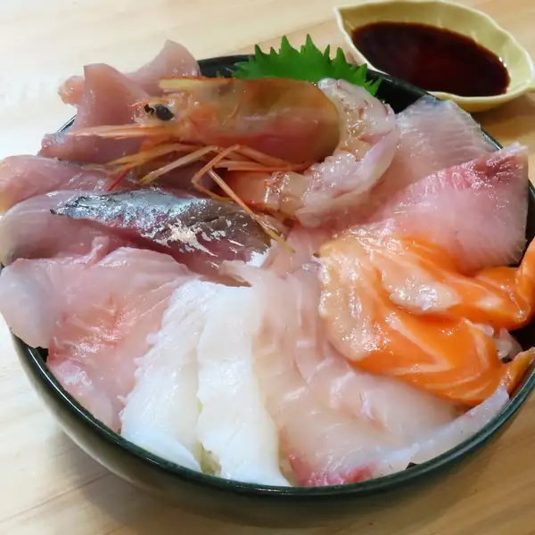 【大将のきまぐれ海鮮丼】自信を持って提供！鮮度バツグンな海の幸をふんだんに♪口いっぱいご堪能下さい☆