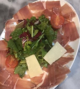 生ハムと有機野菜のサラダ
