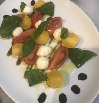 トマトとモッツァレラのカプレーゼ