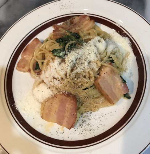 厚切りベーコンとホウレン草のカルボナーラ