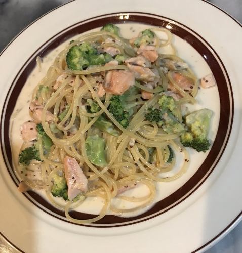 スモークサーモンブロッコリーのマスタードクリーム