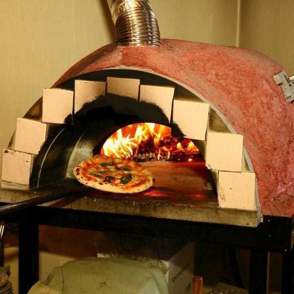 カウンター席からは、当店自慢の薪窯でPIZZAが焼きあがるのをじっくりご覧いただけます。ピザ生地を伸ばすところから焼きあがるまでの臨場感を体感してください☆