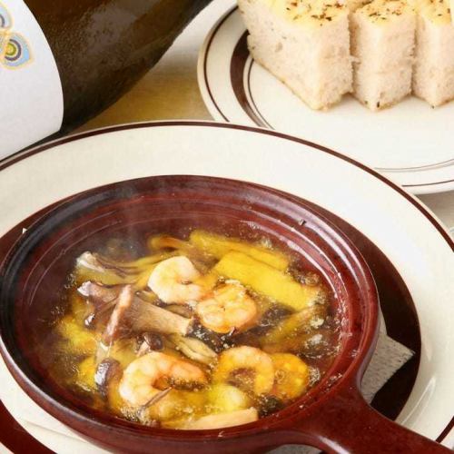 ぷりぷり小エビといろいろ木の子のアヒージョ