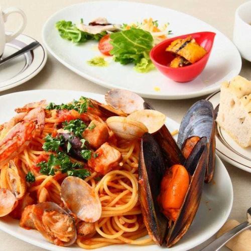 色々魚介のトマトソースペスカトーレ