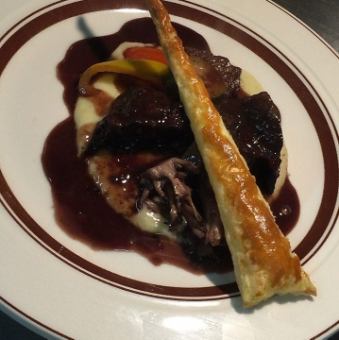 牛ホホ肉の赤ワイン煮込み