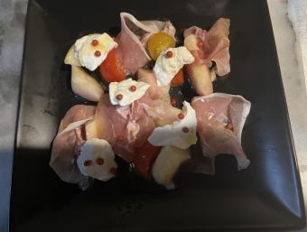 モモ、生ハム、リコッタチーズマリネ