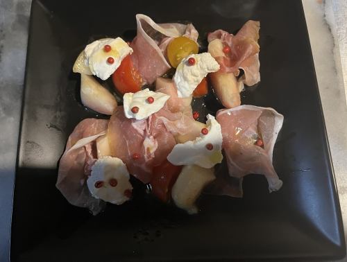 モモ、生ハム、リコッタチーズマリネ
