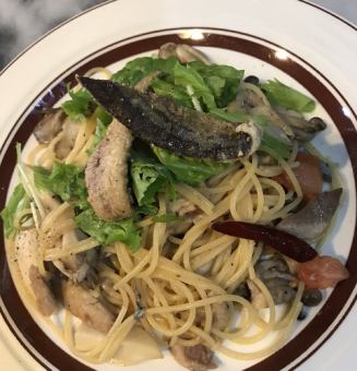 秋刀魚と木の子のペペロンチーノ