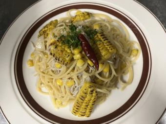シラスと焼きモロコシのペペロンチーノ