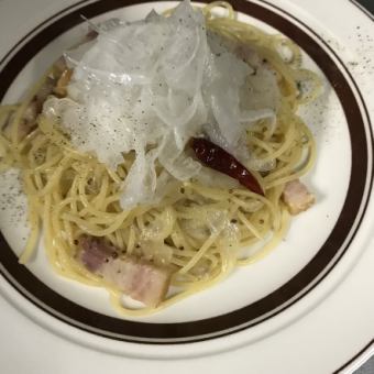 新玉葱とベーコンのマスタードペペロンチーノ