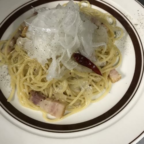 新玉葱とベーコンのマスタードペペロンチーノ
