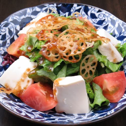 Japanese-style salad with tofu and root vegetable chips
