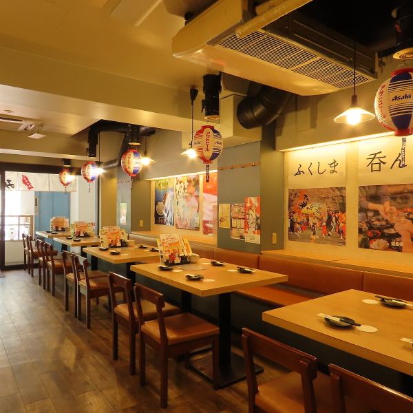 【テーブル席】大人数で賑やかに楽しめる居酒屋では、新鮮な海鮮料理と豊富な日本酒を取り揃えています。活気ある雰囲気の中、仲間とともに旬の刺身や焼き物を味わいながら、様々な日本酒を楽しむことができます。広々とした席で、思い出に残る楽しいひとときを過ごせる場所です。