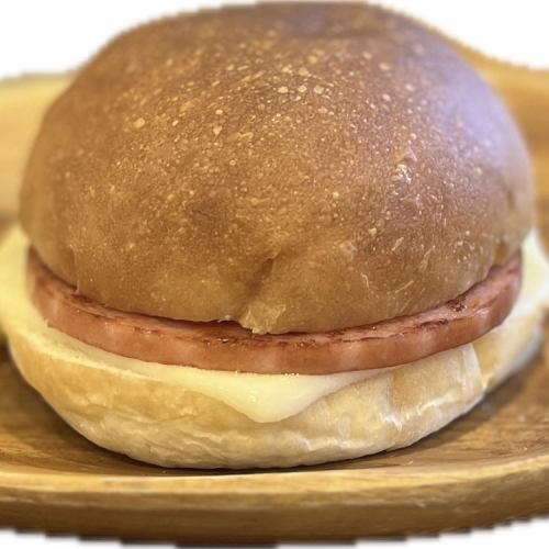 厚切りソーセージとチーズサンド
