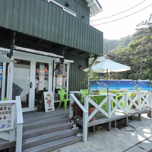 心地よい天気の際には愛犬も連れてテラス席へ♪