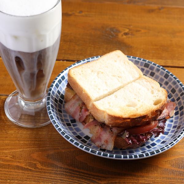 【シェアして楽しめる♪】BLTサンド×アイスカフェラテ