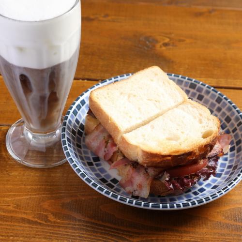 【シェアして楽しめる♪】BLTサンド×アイスカフェラテ
