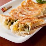 皮から手作りの桂園　手作り焼き餃子、５個で３８０円とリーズナブルなお値段。最初の一皿に。