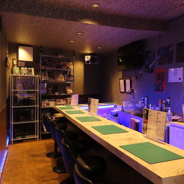 【ワイワイ楽しめるカウンター席】カウンター席を8卓ご用意。全席にカッターマットあり！お酒を楽しみながらプラモ制作も楽しめます。カラオケ、モニターも備え付けられておりますので、是非当店でお酒を片手にカラオケをお楽しみください。