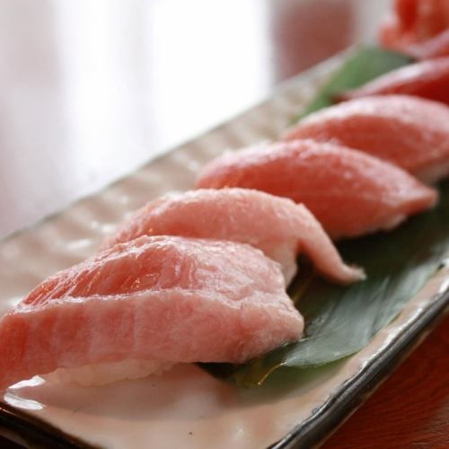 手握壽司配肥美的鮪魚