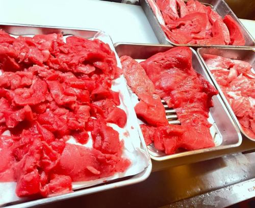 金曜日 昼席 はじまりー。
今日は、本まぐろ切り落とし色々丼。
700円〜
#ゆば膳一宮本店