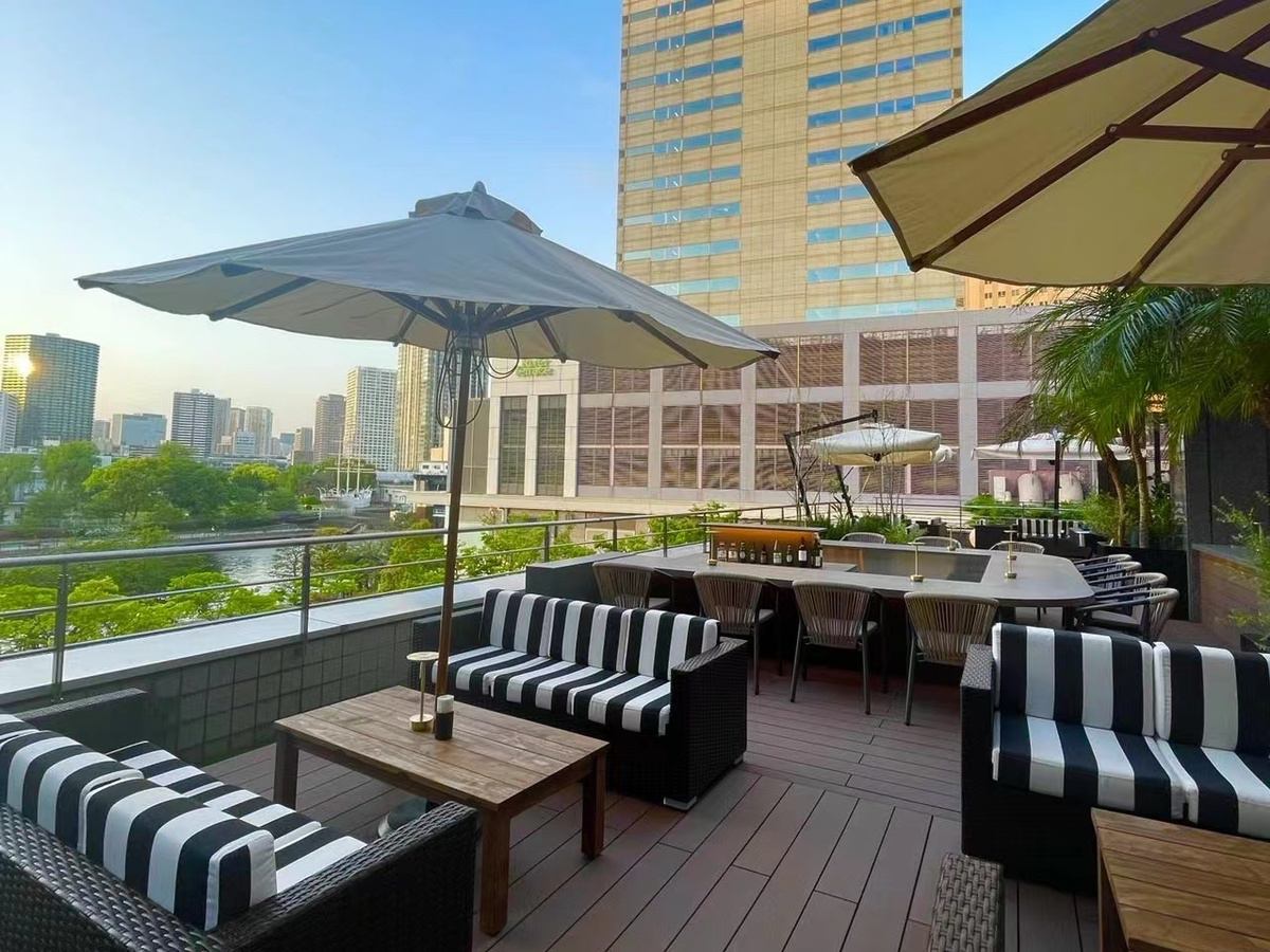 From noon, enjoy your favorite wine while hitting the cool breeze on the terrace.