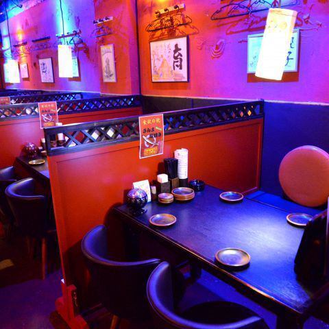 <p>鬼どん達が住む賑やかな店内は、おしゃれなランプが居心地の良さを演出☆</p>
