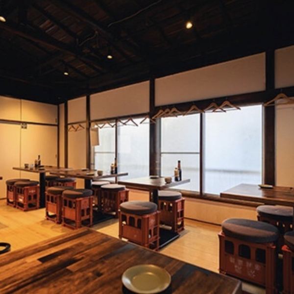 【貸切承ります！2階席は20名様前後までご着席可能】当店2階のテーブル席で貸切のご宴会はいかがですか？17名様より貸切可能のため、空間にゆとりを持ってごゆっくりお過ごし頂けます。自慢の海鮮が味わえる、ほぼ原価の飲み放題付き宴会コースを宴会で素敵なひと時をお過ごしください♪日本酒なんと全て飲み放題！！