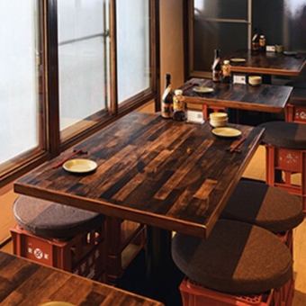 【2階席2名様掛けテーブル×2席】たちうおは大人デートにもおすすめ！絶品の海鮮と日本酒で、大切な方とより素敵なひとときをお過ごし頂けます◎グルメなカップルにもぴったりです！
