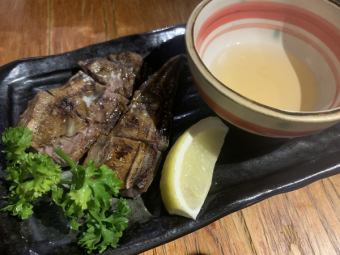 Makurazaki bonito belly skin (with garlic and black vinegar)