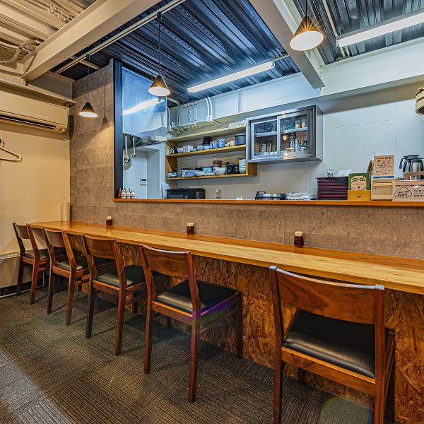 【駅チカでお気軽に♪】六本松駅から徒歩5分の好立地。肩肘張らずに過ごせる温かな雰囲気で、お一人様も大歓迎です。仕事帰りやちょっとした食事に、気軽に立ち寄れる居心地の良さが魅力です。