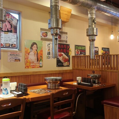 1Fは落ち着いた雰囲気の店内で、各種宴会にぴったりな空間です。大切な仲間との集まりや、ビジネスの会食、さらにはご家族での利用にも最適です。心地よい時間を過ごしながら、ゆったりとしたひとときをお楽しみいただけます。特別な瞬間を演出する、理想の場所をご提供します。ぜひご来店くださいませ。