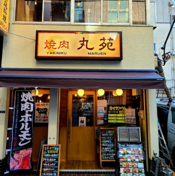 日本橋駅から徒歩約2分の好立地に位置する当店。店内に一歩足を踏み入れると、温かみのある雰囲気に包まれ、心が安らぎます。焼肉の香ばしい香りが漂い、食欲をそそります。美味しいお肉と共に、ランチなど様々なシーンでリラックスしたひとときをお楽しみください。東京駅や大手町、茅場町からもアクセス◎