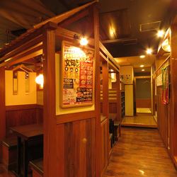 人気の2名席！仕事帰りのサクっと飲みにオススメ★周りには楽しくお話しされている方がいるため、自然と気分も上がります♪