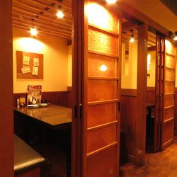 毎晩賑わう大衆酒場！1日の疲れを忘れられる、どこか懐かしい雰囲気。お仕事終わりやお休みの日にも、気軽に立ち寄りやすい4名様まで座れるお席をご用意◎