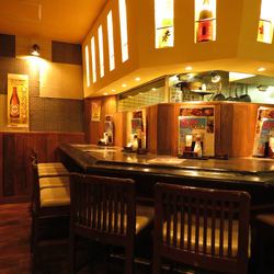 お1人様も大歓迎！厨房の見えるカウンター席でごゆっくり♪目の前でお料理が次々と調理されるところが見られるカウンターは食欲をそそります◎お1人様はもちろん、恋人とのご利用もおすすめ。