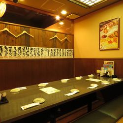 6～8名様でご来店された方には、掘りごたつのお部屋をご用意！掘りごたつはゆったりリラックスしてお過ごしいただけます。