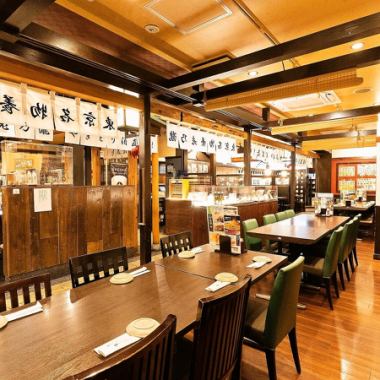 レトロな雰囲気に、どこか懐かしく落ち着く店内。お仕事帰りに同僚を誘ってサクッと飲みに行きたい！そんな時にぴったりなテーブル席やカウンター席を多数ご用意しております。