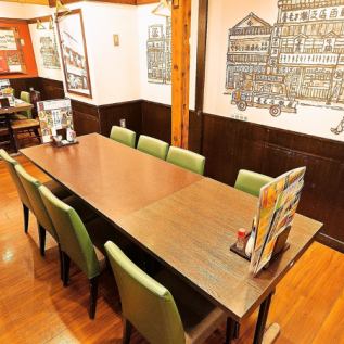 ご利用人数に合わせて広々としたテーブル席にもご案内可能です◎ちょっとした飲み会や、打ち上げなどにおすすめ!