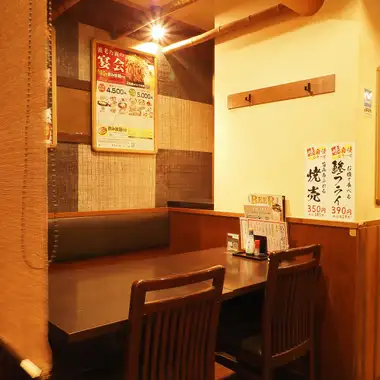 レトロな雰囲気に、どこか懐かしく落ち着く店内。お仕事帰りに同僚を誘ってサクッと飲みに行きたい!そんな時にぴったりなテーブル席やカウンター席を多数ご用意しております。