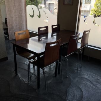 2F: It is possible to move and connect the table seating table for 6 people.※ There are also 4 people table and 5 people table.