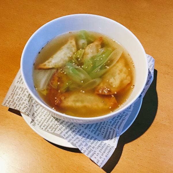 揚げ餃子と白菜の中華風スープ