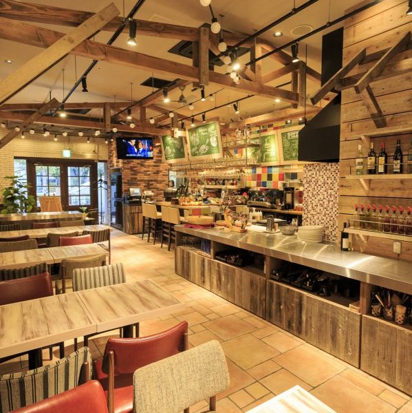 [Children x Mama-kai x Pets allowed] The bright atmosphere of the store has a warm atmosphere where you can feel the warmth of wood made from old materials.We offer seasonal vegetables, ingredients, and fruits that are grilled over a special charcoal fire.