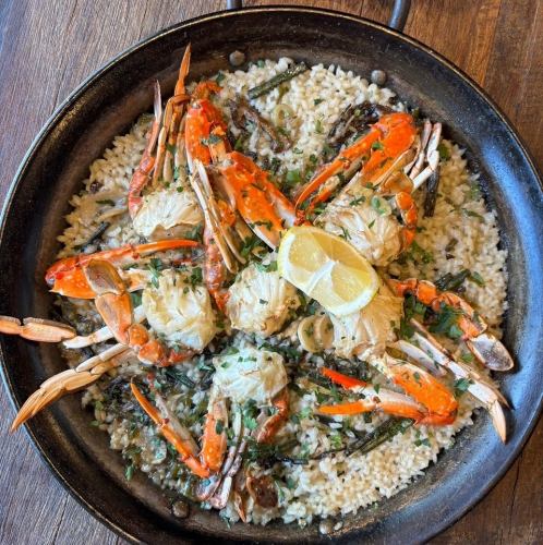 Crab and wild vegetable paella