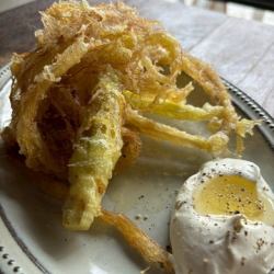 【季節メニュー】ヤングコーンのそのままフリット　ゴルゴンゾーラチーズのムースと蜂蜜
